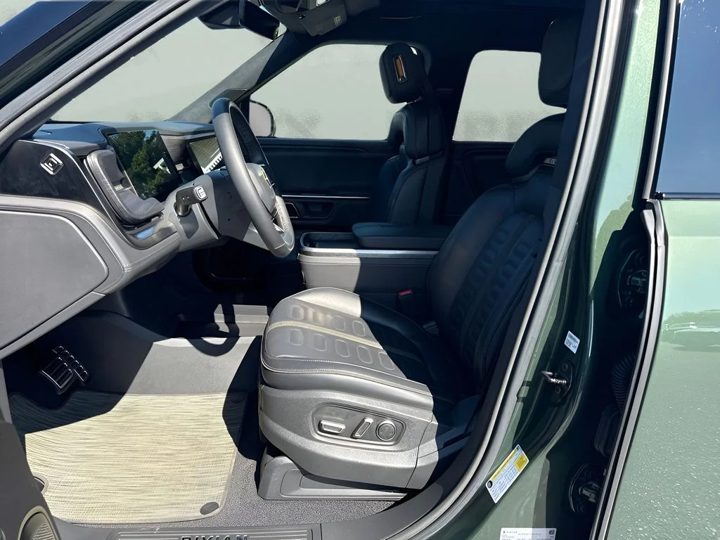 Rivian R1S, Spyne 4